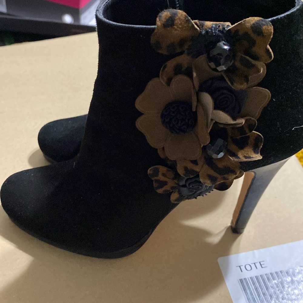 Blank ankle boots with flower adornment